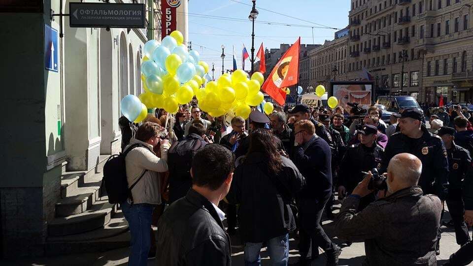 "Я проти Путіна": у Пітері пройшла антивоєнна хода з прапорами України і кримських татар