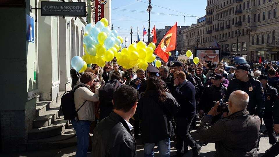 "Я против Путина": в Питере прошло антивоенное шествие с флагами Украины и крымских татар