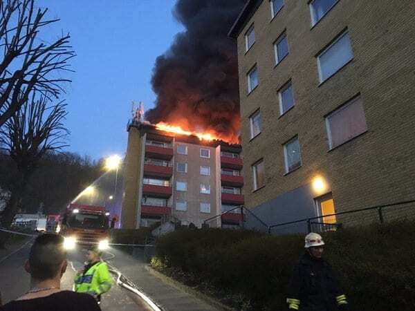 В многоквартирном доме в Швеции произошел мощный пожар: опубликованы фото и видео