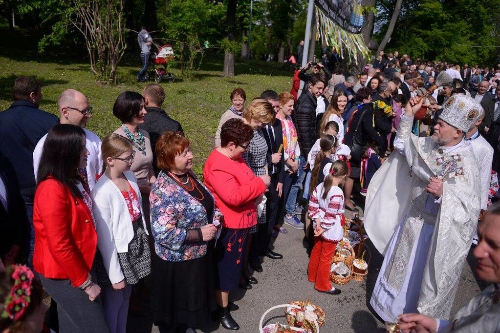 Яценюк "воскрес" на Пасху: экс-премьер впервые появился на людях после отставки