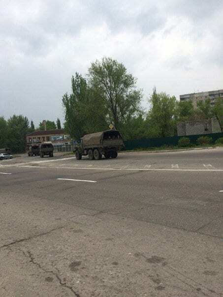 Местный житель заснял, как в Луганск приехала новая техника из России: фоторепортаж