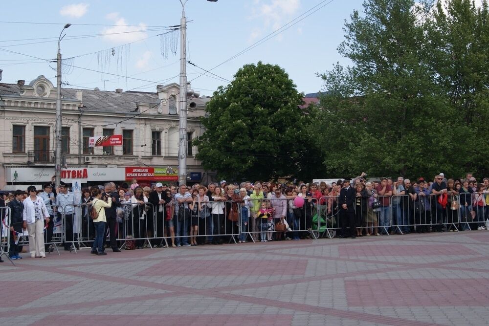 У Криму людей через паркан годували величезною "колорадською" паскою