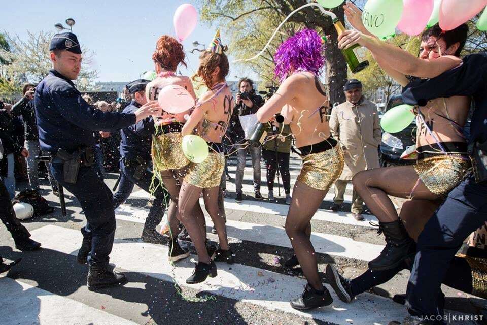FEMEN во Франции устроили провокацию на 1 мая