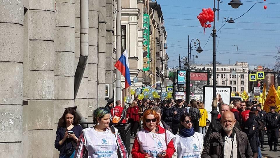 "Я проти Путіна": у Пітері пройшла антивоєнна хода з прапорами України і кримських татар