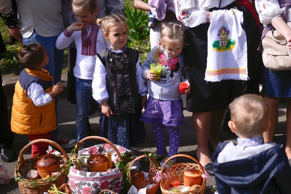 Яценюк "воскрес" на Великдень: екс-прем'єр вперше з'явився на людях