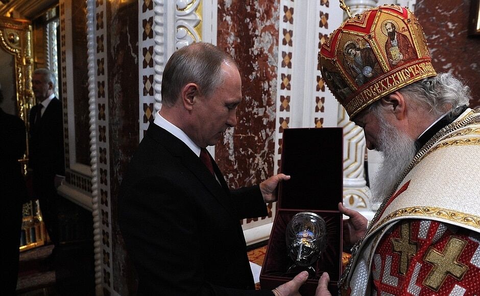 Ювелирная работа: Путин и Медведев получили пасхальные яйца от патриарха Кирилла. Фотофакт
