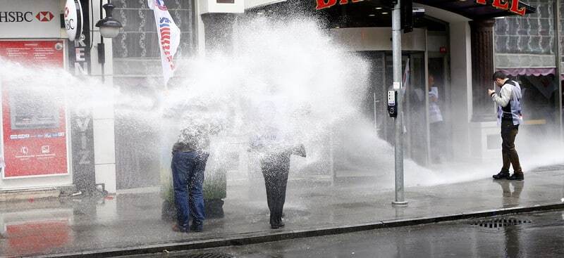Первое мая в Стамбуле: полиция пустила слезоточивый газ и водометы против демонстрантов