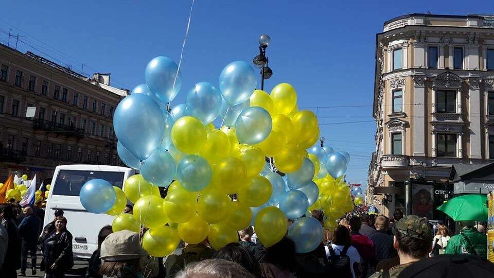 "Я против Путина": в Питере прошло антивоенное шествие с флагами Украины и крымских татар