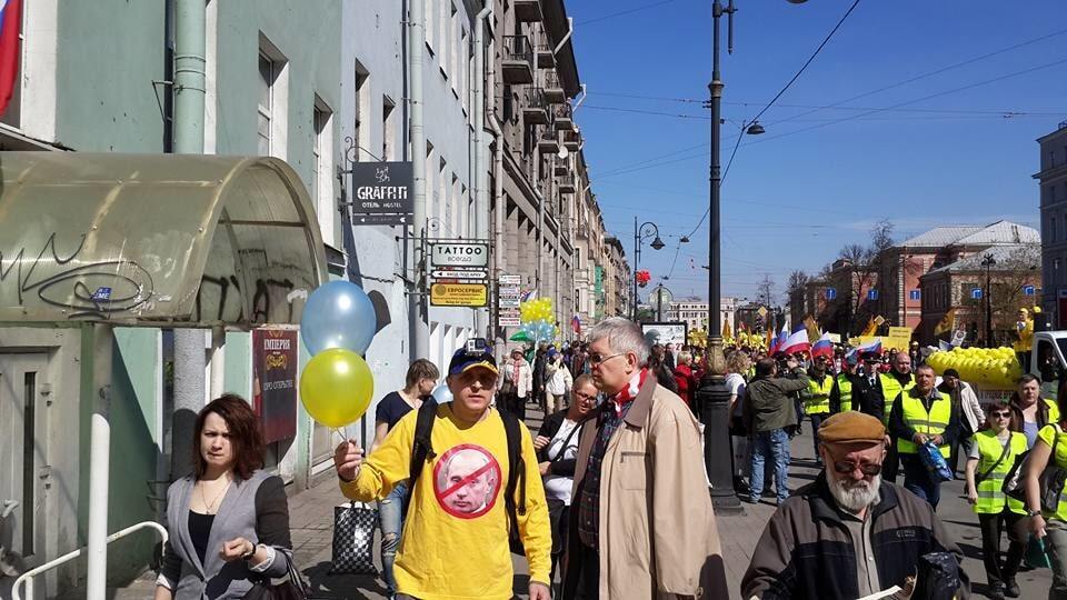 "Я проти Путіна": у Пітері пройшла антивоєнна хода з прапорами України і кримських татар