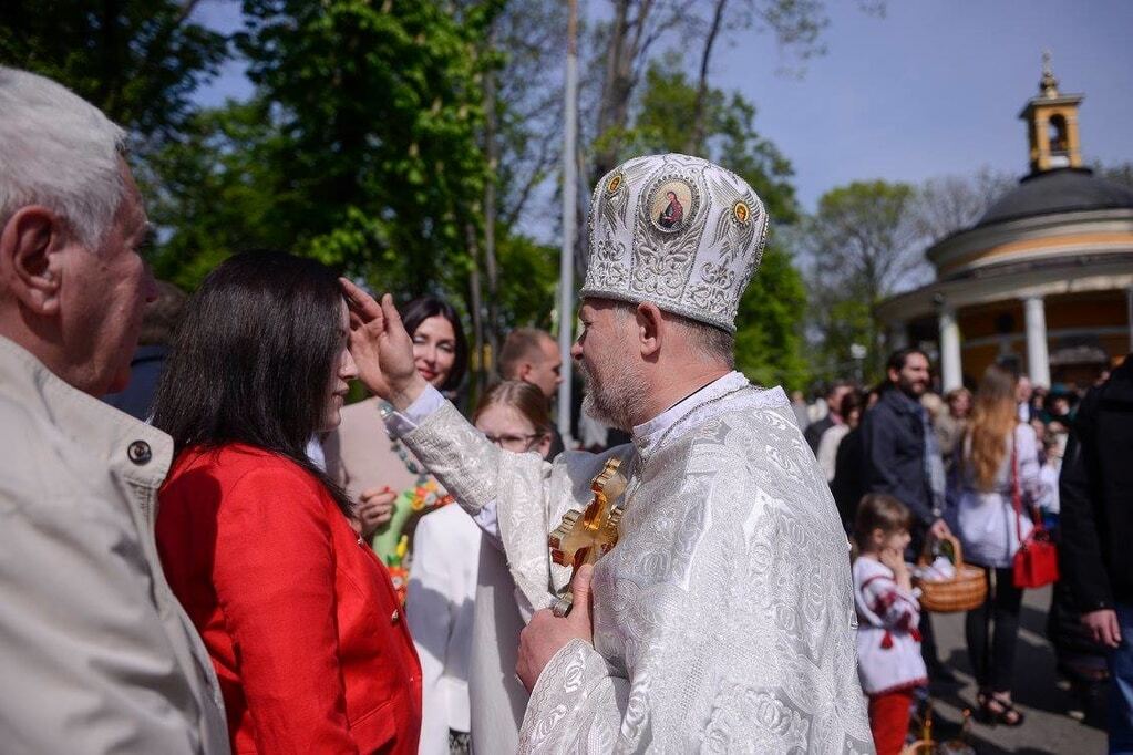 Яценюк "воскрес" на Великдень: екс-прем'єр вперше з'явився на людях