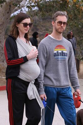 Энн Хэтэуэй на прогулке с мужем и новорожденным сыном (фото)