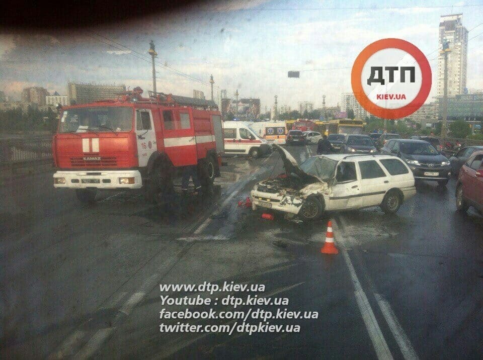 Мертвая пробка: лобовое ДТП парализовало одну из транспортных артерий Киева