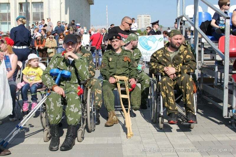 Недобитые: в России на параде Победы увидели вояк Путина в инвалидных колясках. Фотофакт