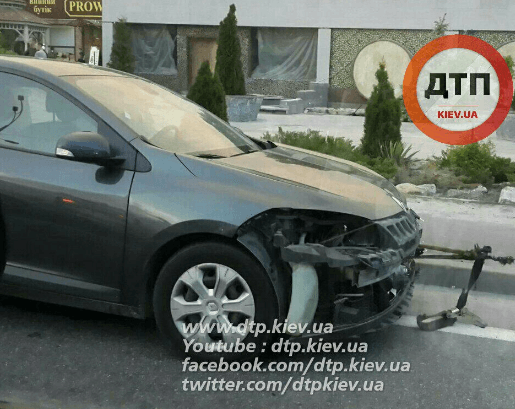ДТП у Києві: зіткнулися 2 авто, Mercedes вилетів з дороги