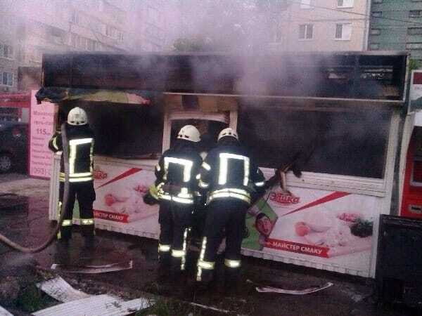 В Киеве возле многоэтажки ночью горел киоск 
