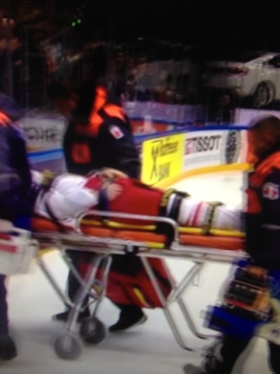 Датського хокеїста відвезли в лікарню після жорстокого прийому суперника на чемпіонаті світу