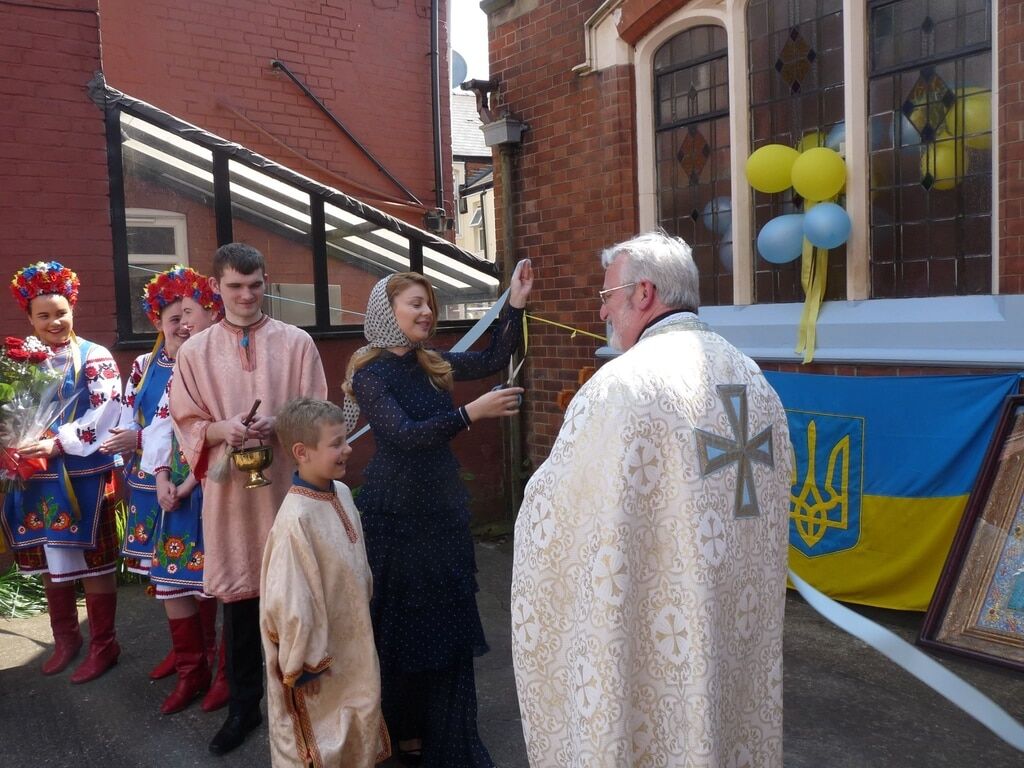 Тина Кароль с сыном открыли в Великобритании Центр украинской общины 
