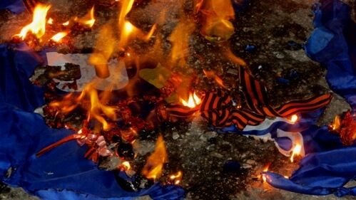 В центре Краматорска сожгли георгиевские ленты: опубликованы фото, видео