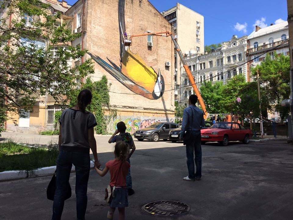 Новий мурал: у Києві почали малювати величезну синицю