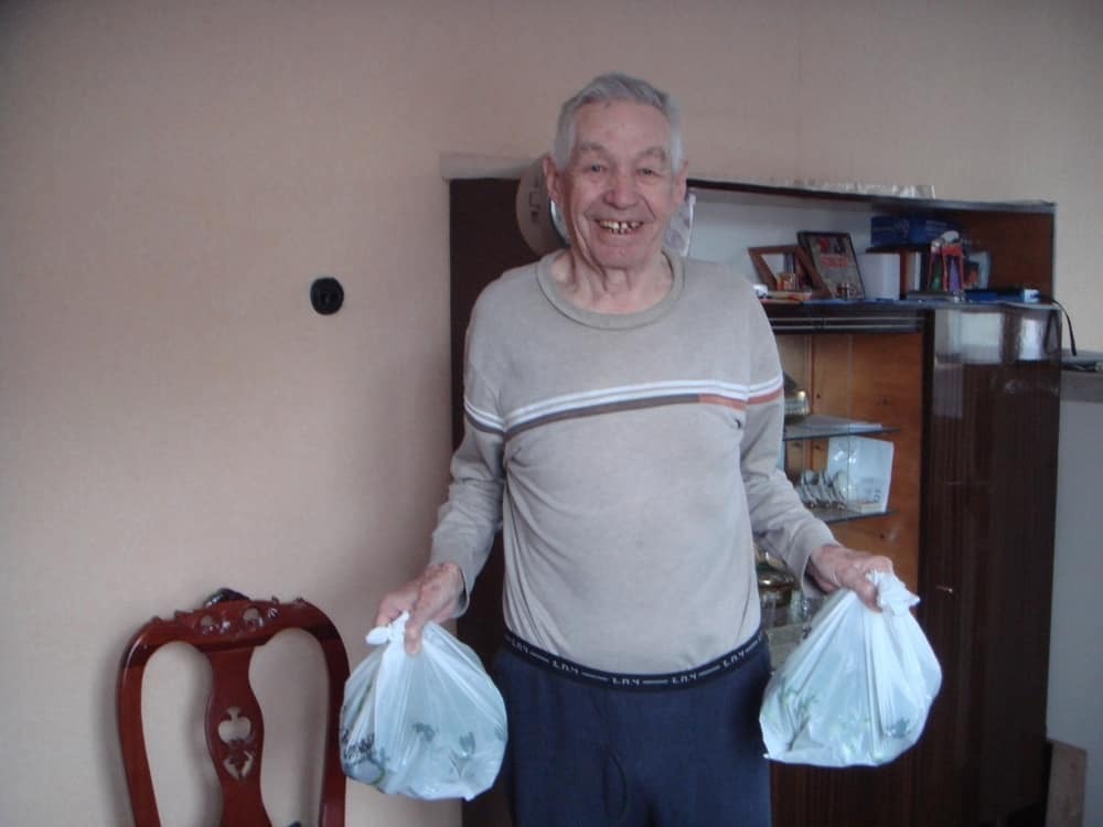 Радость cо слезами на глазах: в России ветеранам дарили к 9 Мая водку и огурцы
