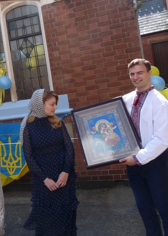Тина Кароль с сыном открыли в Великобритании Центр украинской общины 