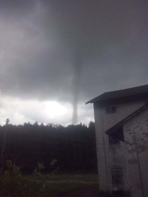 Під Тернополем розбушувався гігантський смерч