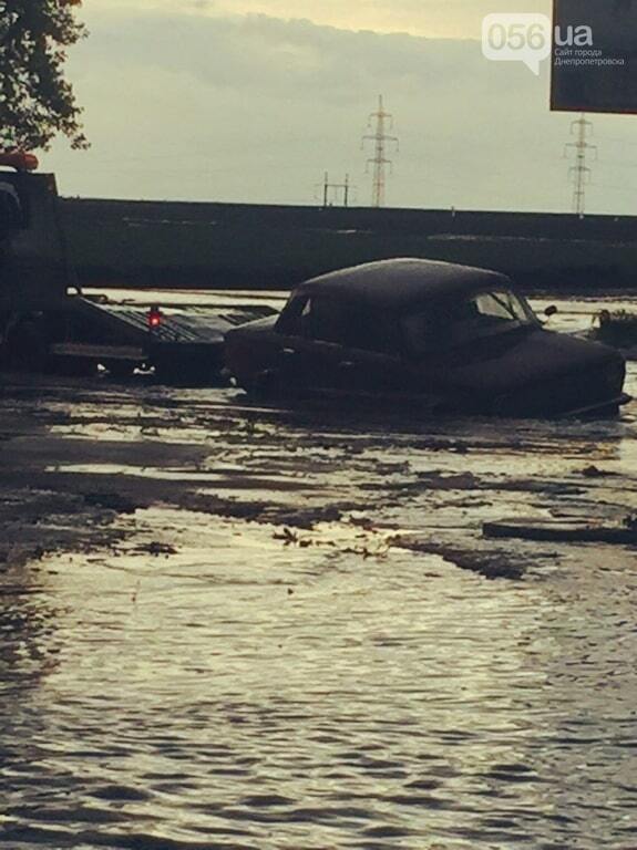 Дніпропетровськ "поплив": машини тонуть у величезних калюжах внаслідок потопу