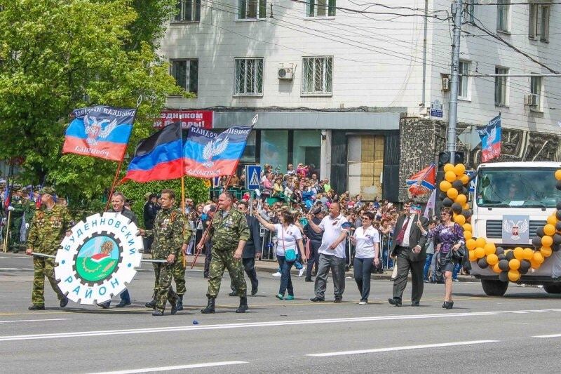 Праздник каждый день: в "ДНР" парадом отметили "референдум". Фото- и видеофакт