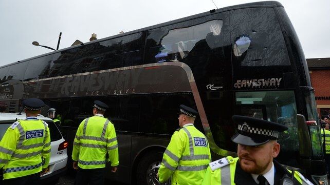 Футболисты "Манчестер Юнайтед" подверглись сумасшедшей атаке фанатов: фото и видео нападения