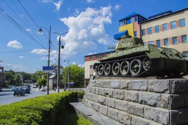 В Черновцах танк-памятник "украсили" надписью "На Москву!"