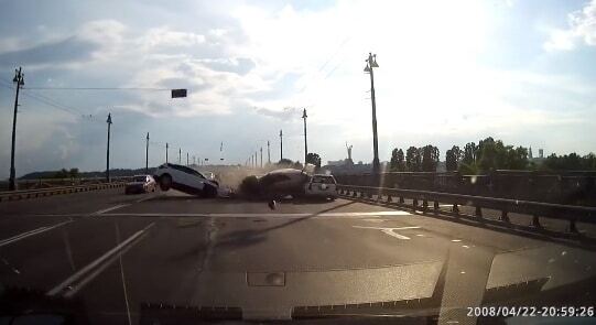 Масштабное ДТП на мосту Патона в Киеве: появилось видео момента столкновения