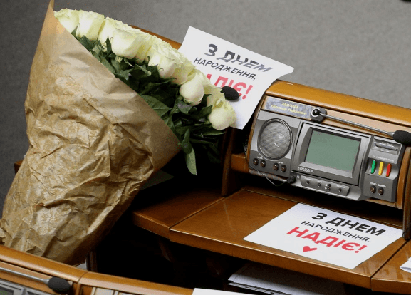 В Раде на месте Савченко появился букет роз: фотофакт