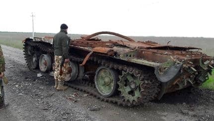 На Донбасі показали російський танк, якому "знесло дах"