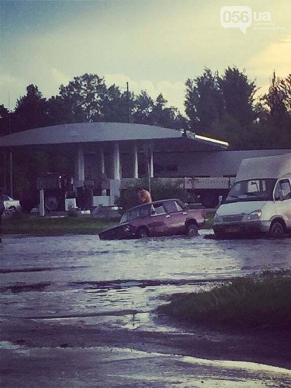 Дніпропетровськ "поплив": машини тонуть у величезних калюжах внаслідок потопу