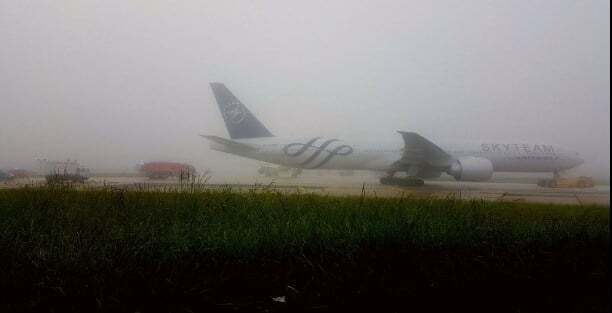 В парижском аэропорту столкнулись два самолета с 400 пассажирами на борту: опубликованы фото