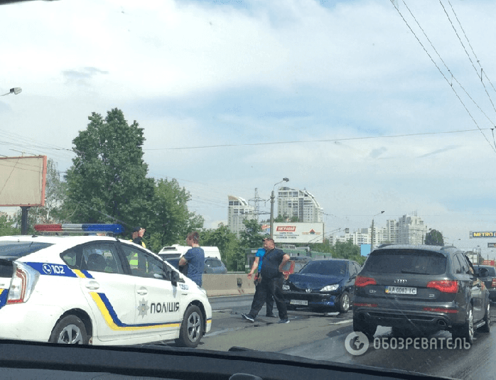 В Киеве ДТП парализовало движение на проспекте: опубликованы фото