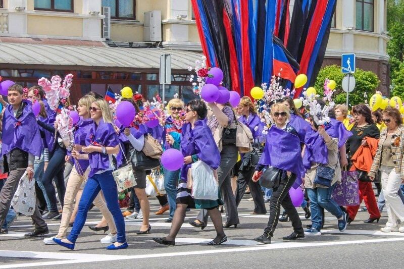 Праздник каждый день: в "ДНР" парадом отметили "референдум". Фото- и видеофакт