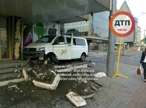 В Киеве бус протаранил здание гостиницы: опубликованы фото 