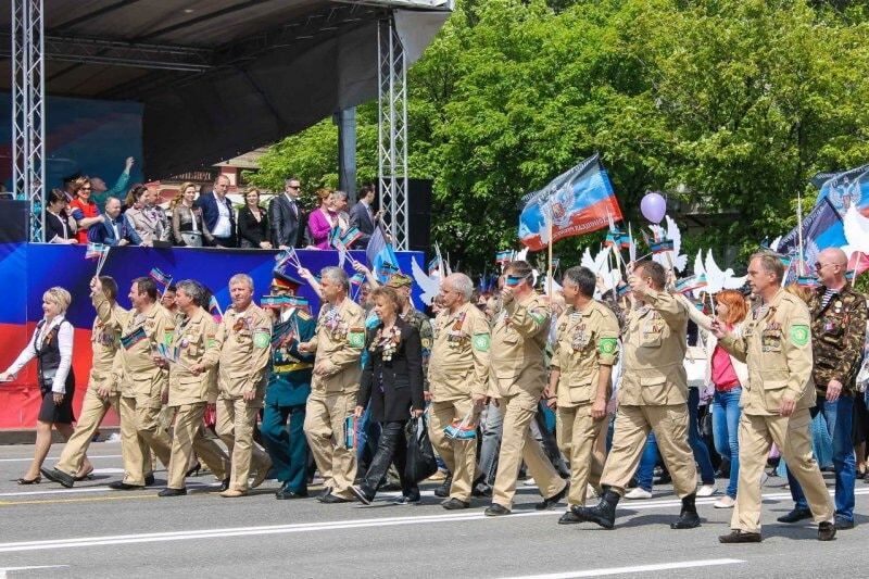 Праздник каждый день: в "ДНР" парадом отметили "референдум". Фото- и видеофакт