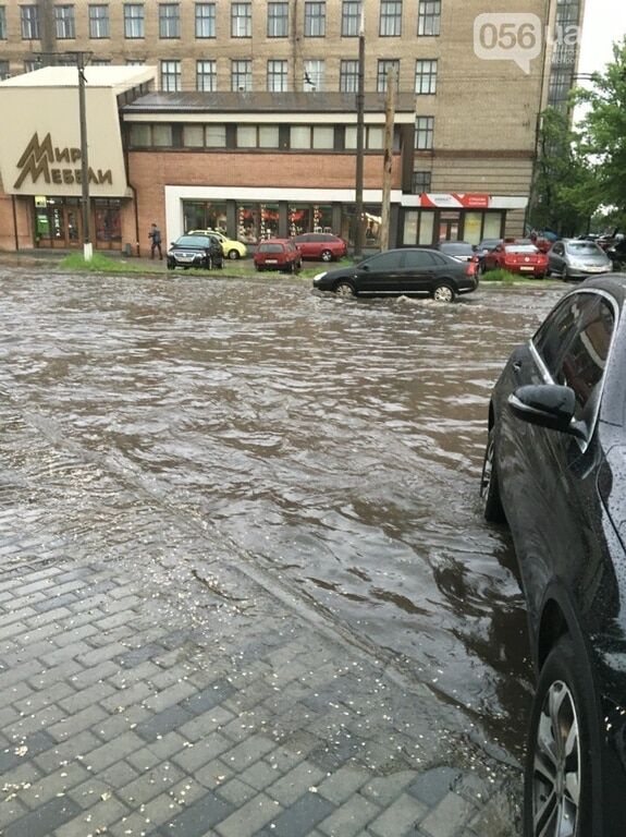 Днепропетровск "уплыл": машины тонут в  огромных лужах вследствие потопа. Опубликовано фото и видео