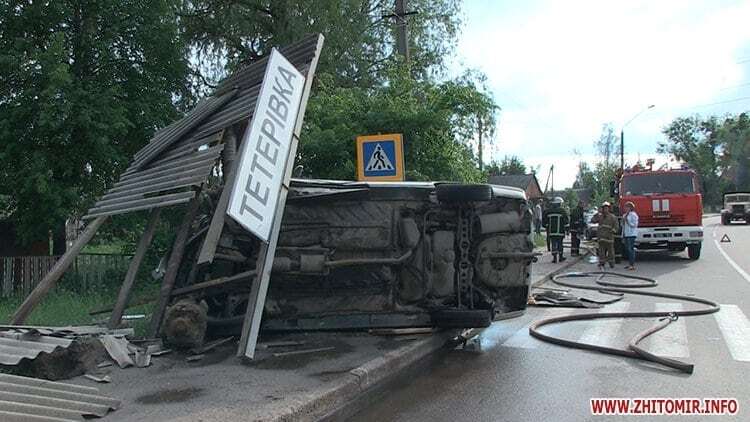 Під Житомиром жінка на Fiat знесла зупинку з людьми