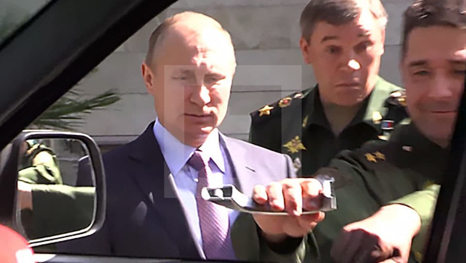 Путін зганьбився перед військовими: президент РФ не зміг відкрити двері авто
