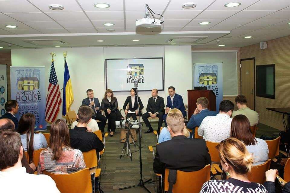 Український фонд соціальних перетворень в Американському домі організував круглий стіл