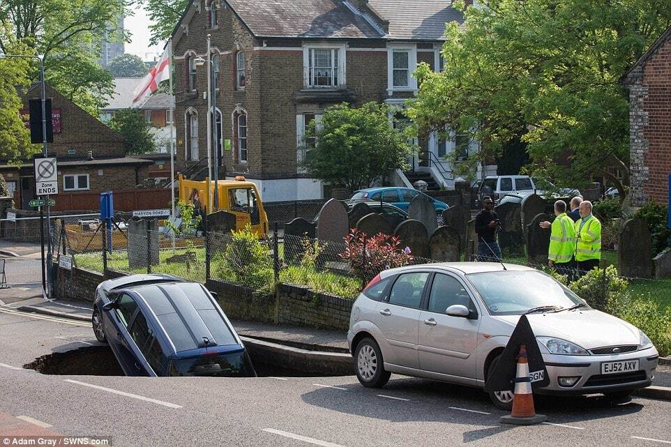 На жилой улице Лондона машина провалилась в огромную яму: опубликованы фото, видео