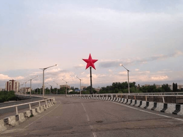 "Туда не ходят поезда": в Луганске появилась зловещая "звезда Саурона". Фотофакт