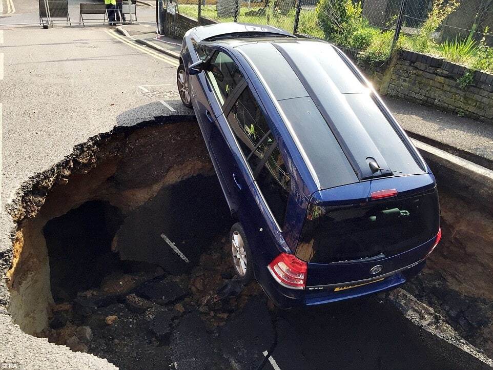 На жилой улице Лондона машина провалилась в огромную яму: опубликованы фото, видео
