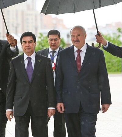 Лукашенко вместе с президентом Туркменистана поливал елку под дождем: опубликованы фото