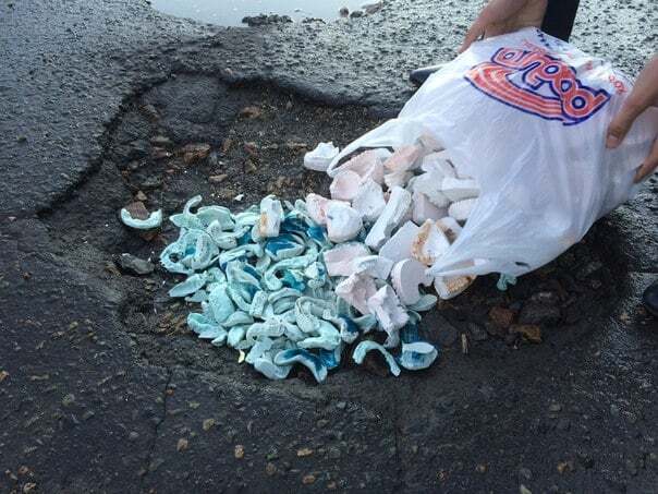 "Ездить по зубам": в российском Барнауле ямы на дорогах засыпали челюстями. Фотофакт