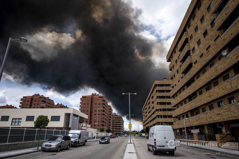 Адское пламя и черное облако: под Мадридом подожгли сотни шин, жителей эвакуируют. Фоторепортаж