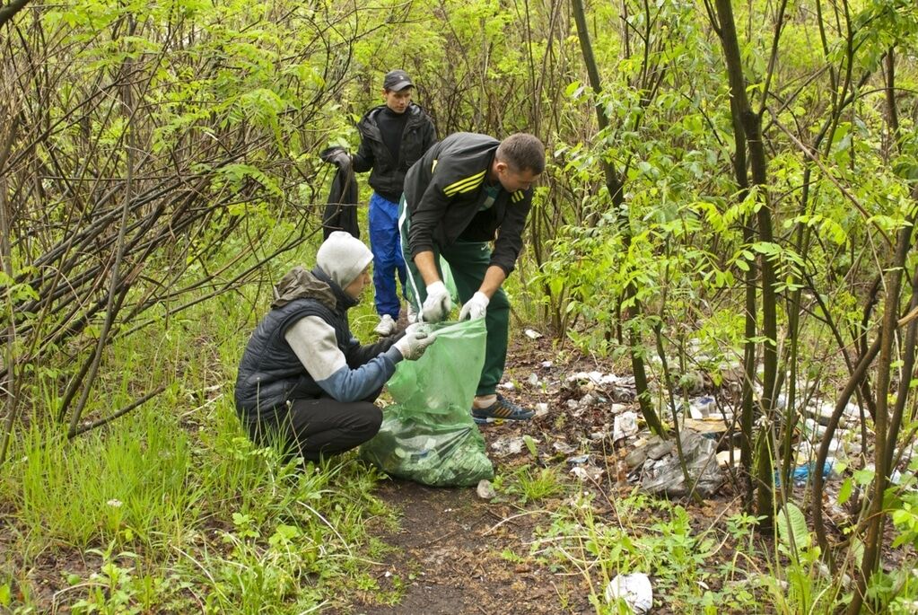 Жители Осокорков начали самостоятельно убирать территорию скандальной стройплощадки
